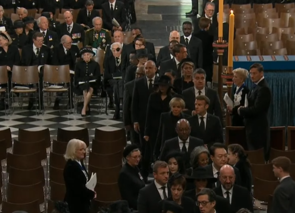 À Londres, les dirigeants du monde entier assistent aux funérailles du siècle