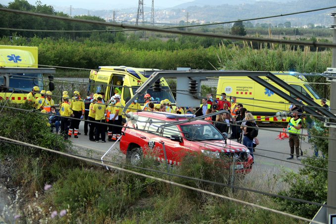 Un mort et 80 blessés dans une collision entre deux trains près de Barcelone