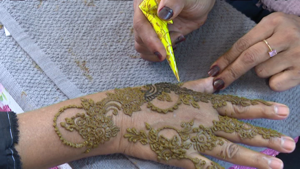 [VIDÉO] Célébrations Eid : l'application du henné