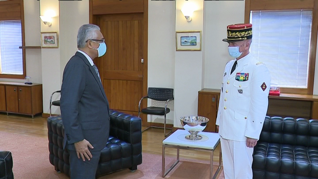 [VIDÉO]` Le PM rencontre le commandant supérieur des forces armées dans la zone sud de l'océan Indien