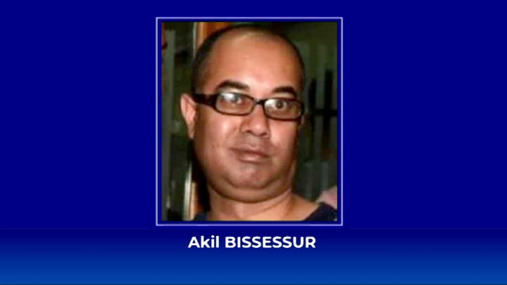 [VIDÉO] Akil Bissessur et sa compagne reconduits en cellule policière